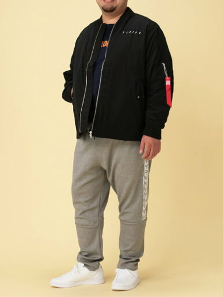 トップスに取り入れた黒のMA-1